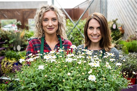 simsearch:6109-08700690,k - Portrait of female florists standing together in garden centre Foto de stock - Sin royalties Premium, Código: 6109-08701154