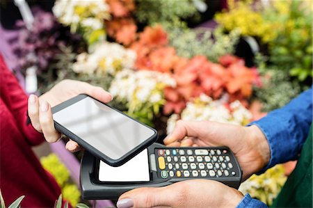 simsearch:649-03009590,k - Hands making payment through smartphone in the flower shop Foto de stock - Royalty Free Premium, Número: 6109-08701124