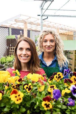 simsearch:6109-08700690,k - Portrait of two female florist smiling in garden centre Foto de stock - Sin royalties Premium, Código: 6109-08701247