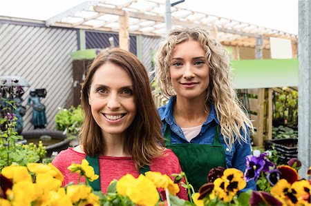 simsearch:6109-08700690,k - Portrait of two female florist smiling in garden centre Foto de stock - Sin royalties Premium, Código: 6109-08701246