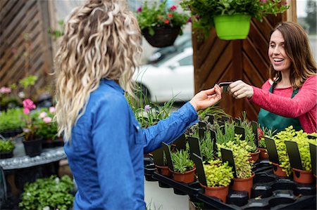 simsearch:649-03009590,k - Woman making payment with her credit card to florist in garden centre Foto de stock - Royalty Free Premium, Número: 6109-08701275