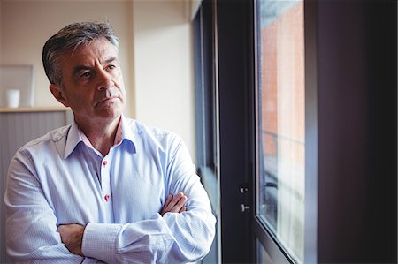 simsearch:400-07334526,k - Close-up of doctor with arms crossed standing near window in the hospital Foto de stock - Sin royalties Premium, Código: 6109-08701359