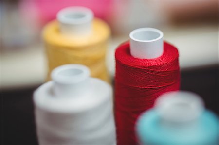 Close-up of colorful spools of thread in the studio Foto de stock - Sin royalties Premium, Código: 6109-08701544