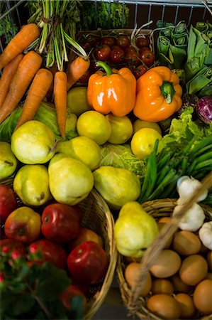 Variety of vegetables and fruits on shelf in supermarket Foto de stock - Sin royalties Premium, Código: 6109-08701575
