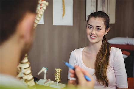 simsearch:6109-08701709,k - Female patient talking to male therapist in clinic Photographie de stock - Premium Libres de Droits, Code: 6109-08701592