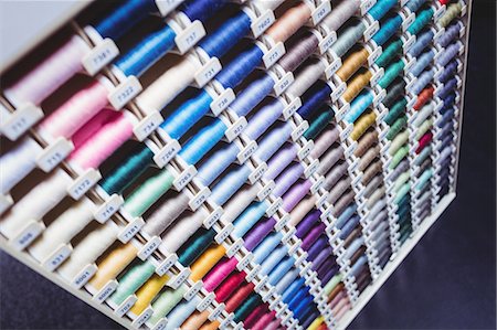 Colorful spools of thread in the box Photographie de stock - Premium Libres de Droits, Code: 6109-08701537