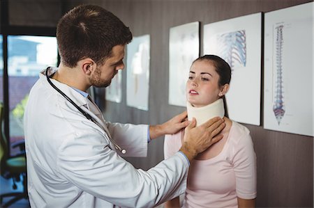 simsearch:6109-08701709,k - Physiotherapist examining a female patient's neck in the clinic Photographie de stock - Premium Libres de Droits, Code: 6109-08701698