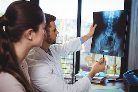 simsearch:6109-08701709,k - Male therapist showing x-ray to female patient in clinic Photographie de stock - Premium Libres de Droits, Code: 6109-08701627