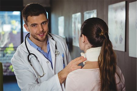 simsearch:6109-08701709,k - Physiotherapist examining a female patient's neck in the clinic Photographie de stock - Premium Libres de Droits, Code: 6109-08701743