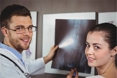 simsearch:6109-08701709,k - Portrait of physiotherapist explaining spine x-ray to female patient in the clinic Photographie de stock - Premium Libres de Droits, Code: 6109-08701747