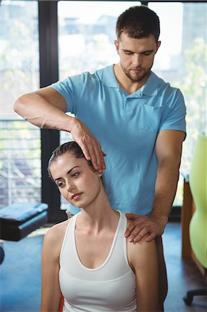 Physiotherapist stretching neck of a female patient in the clinic Photographie de stock - Premium Libres de Droits, Code: 6109-08701778