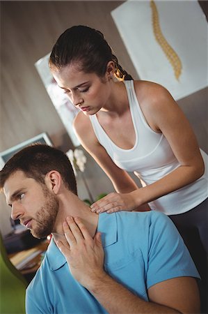 Female physiotherapist examining neck of a male patient in the clinic Photographie de stock - Premium Libres de Droits, Code: 6109-08701782