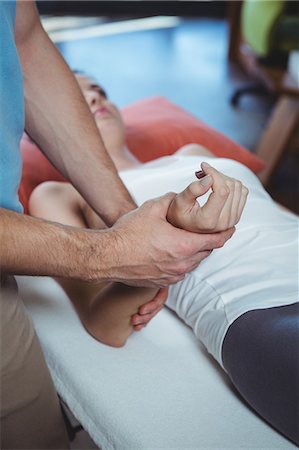Physiotherapist massaging hand of a female patient in the clinic Photographie de stock - Premium Libres de Droits, Code: 6109-08701795