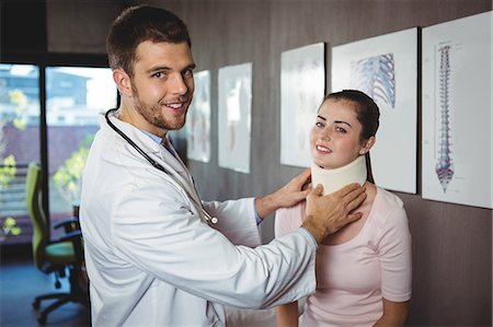 simsearch:6109-08701709,k - Portrait of physiotherapist examining a female patient's neck in the clinic Photographie de stock - Premium Libres de Droits, Code: 6109-08701709
