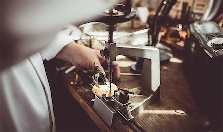 forage - Mid section of horologist using a horological milling machine in the workshop Photographie de stock - Premium Libres de Droits, Code: 6109-08705158