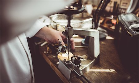 forage - Mid section of horologist using a horological milling machine in the workshop Foto de stock - Sin royalties Premium, Código: 6109-08705158