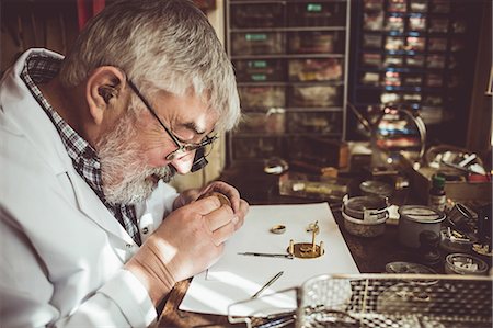 Horologist repairing a watch in the workshop Photographie de stock - Premium Libres de Droits, Code: 6109-08705160