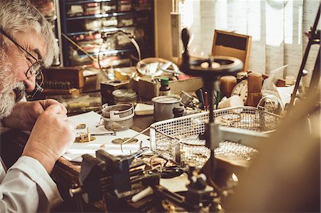 small business - Horologist repairing a watch in the workshop Photographie de stock - Premium Libres de Droits, Code: 6109-08705167