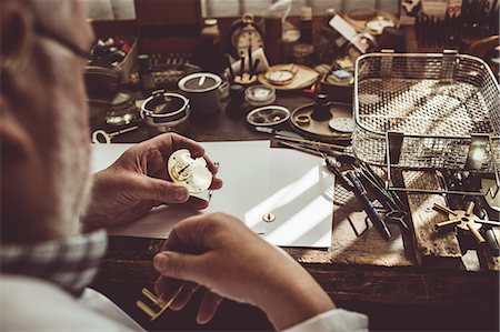 simsearch:6109-08705173,k - Hands of horologist repairing a watch in the workshop Photographie de stock - Premium Libres de Droits, Code: 6109-08705164