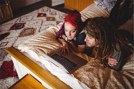 simsearch:6109-07497247,k - High angle view of young couple using laptop on bed at home Foto de stock - Sin royalties Premium, Código: 6109-08705130