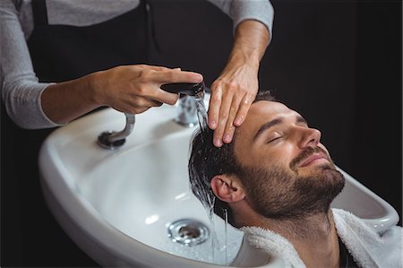 Man getting his hair wash at a salon Photographie de stock - Premium Libres de Droits, Code: 6109-08705276