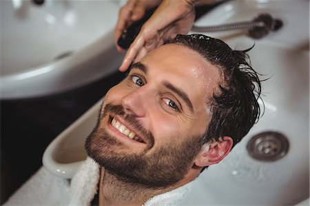 Portrait of smiling man getting his hair wash at a salon Foto de stock - Sin royalties Premium, Código: 6109-08705278