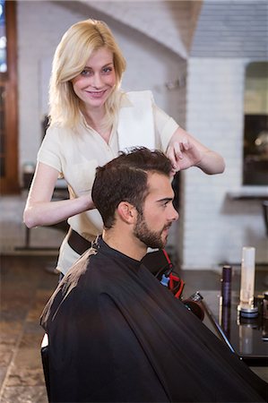 simsearch:6109-08705277,k - Man getting his hair trimmed at the hair salon Foto de stock - Royalty Free Premium, Número: 6109-08705218