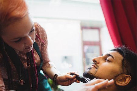 simsearch:649-03008509,k - Man getting his beard trimmed with scissor in barber shop Photographie de stock - Premium Libres de Droits, Code: 6109-08705359