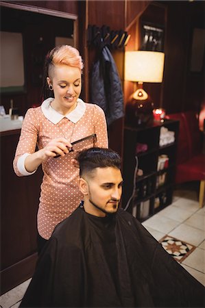 styling hair - Man getting his hair trimmed in barber shop Photographie de stock - Premium Libres de Droits, Code: 6109-08705364