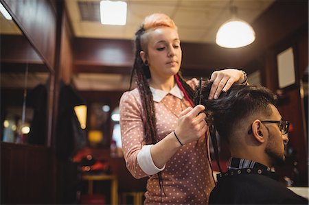 simsearch:6109-08705277,k - Man getting his hair trimmed in barber shop Foto de stock - Royalty Free Premium, Número: 6109-08705370