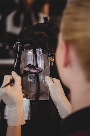 simsearch:6113-08220391,k - Hairdresser dyeing hair of her client at a salon Fotografie stock - Premium Royalty-Free, Codice: 6109-08705314