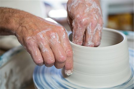 Close-up of potter making pot in pottery workshop Foto de stock - Sin royalties Premium, Código: 6109-08705468