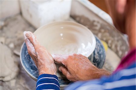 potier (homme et femme) - Close-up of potter making pot in pottery workshop Photographie de stock - Premium Libres de Droits, Code: 6109-08705477