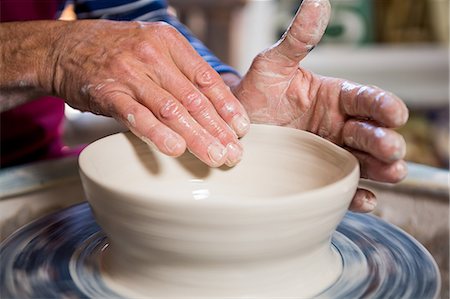 Close-up of potter making pot in pottery workshop Foto de stock - Sin royalties Premium, Código: 6109-08705476
