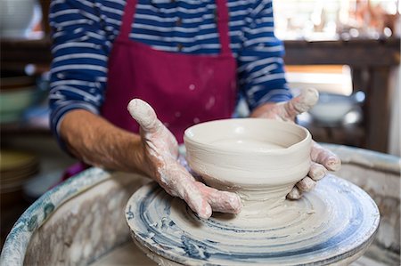 Mid section of potter making pot in pottery workshop Photographie de stock - Premium Libres de Droits, Code: 6109-08705480