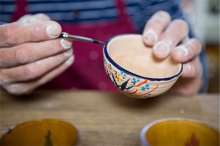 Close-up of potter painting on bowl in workshop Fotografie stock - Premium Royalty-Free, Codice: 6109-08705486