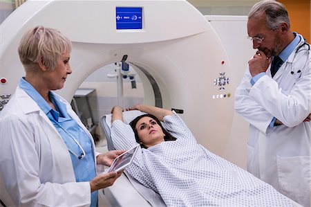 simsearch:400-09028278,k - Two doctor talking to patient before mri scan test at hospital Fotografie stock - Premium Royalty-Free, Codice: 6109-08720143