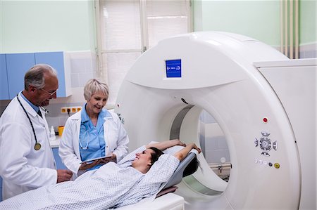 simsearch:400-04449853,k - Doctors interacting with patient in scanning room at hospital Photographie de stock - Premium Libres de Droits, Code: 6109-08720147