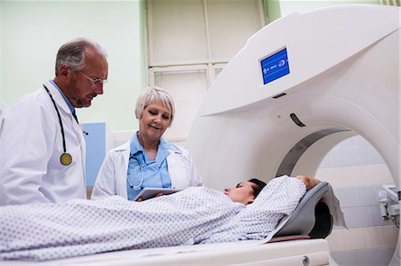 simsearch:6109-08720128,k - Doctors interacting with patient in scanning room at hospital Foto de stock - Sin royalties Premium, Código: 6109-08720146