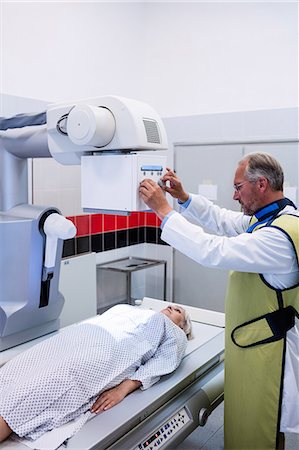 simsearch:6109-08720161,k - Doctor using x-ray machine to examine patient in hospital Photographie de stock - Premium Libres de Droits, Code: 6109-08720157