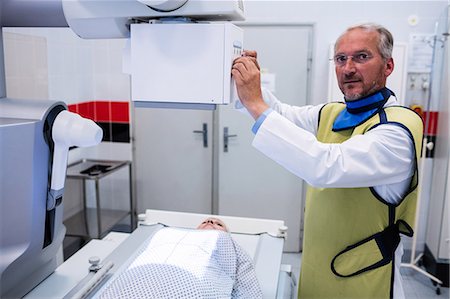 simsearch:6109-08720161,k - Portrait of doctor using x-ray machine to examine patient in hospital Photographie de stock - Premium Libres de Droits, Code: 6109-08720159