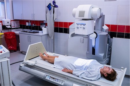 simsearch:6109-08720161,k - Female patient going through x-ray test in hospital Photographie de stock - Premium Libres de Droits, Code: 6109-08720169