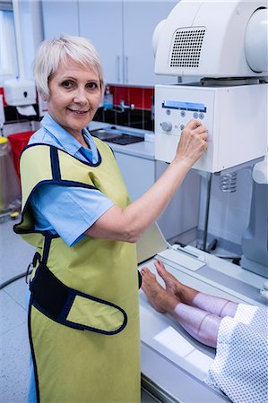 Portrait of doctor using x-ray machine to examine patient in hospital Stock Photo - Premium Royalty-Free, Code: 6109-08720174