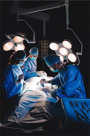 simsearch:6109-08829999,k - Surgeons performing operation in operation room at the hospital Foto de stock - Sin royalties Premium, Código: 6109-08720176