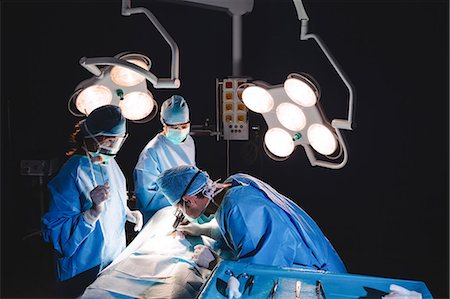 simsearch:6109-08829999,k - Surgeons performing operation in operation room at the hospital Foto de stock - Sin royalties Premium, Código: 6109-08720182