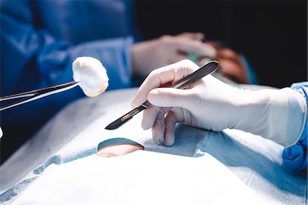 Surgeons performing operation in operation room at the hospital Photographie de stock - Premium Libres de Droits, Code: 6109-08720190