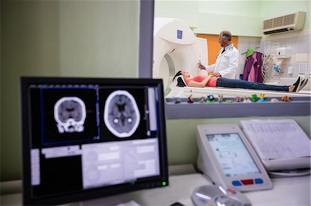 female doctor serious - Digital brain scan on computer monitor with mri scanner in background Foto de stock - Sin royalties Premium, Código: 6109-08720113