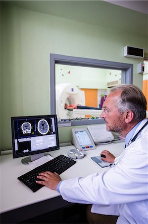 simsearch:400-07976228,k - Doctor examining brain mri scan on computer at hospital Foto de stock - Sin royalties Premium, Código: 6109-08720125