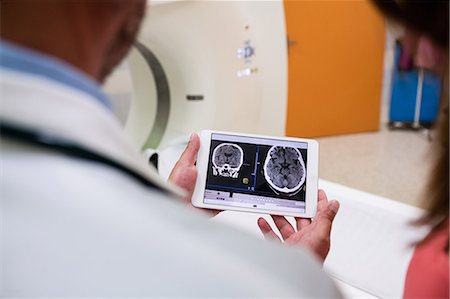 simsearch:6109-08720113,k - Doctor looking brain mri scan on digital tablet at hospital Fotografie stock - Premium Royalty-Free, Codice: 6109-08720133
