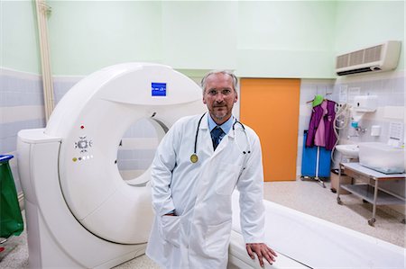 simsearch:6109-08720128,k - Portrait of doctor standing near mri scanner at the hospital Foto de stock - Sin royalties Premium, Código: 6109-08720130